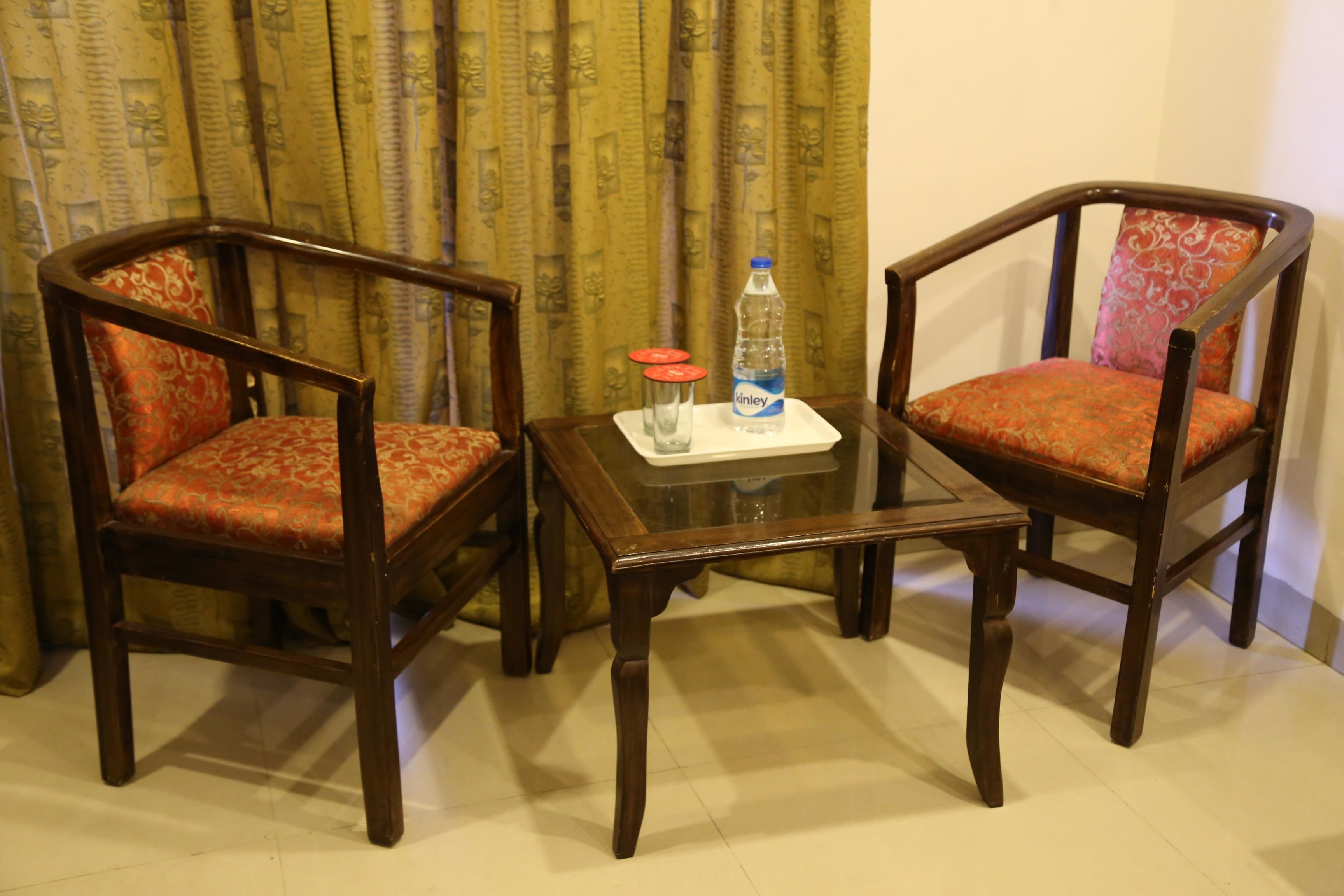 Camera Standard con letto matrimoniale o 2 letti singoli, 1 letto matrimoniale, bagno privato | Area soggiorno | TV LCD 32 pollici con canali satellitari, TV