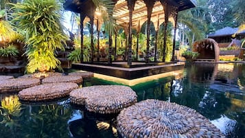 Villa, 6 habitaciones | Zona de estar | Televisión de pantalla plana de 42 pulgadas con canales por satélite