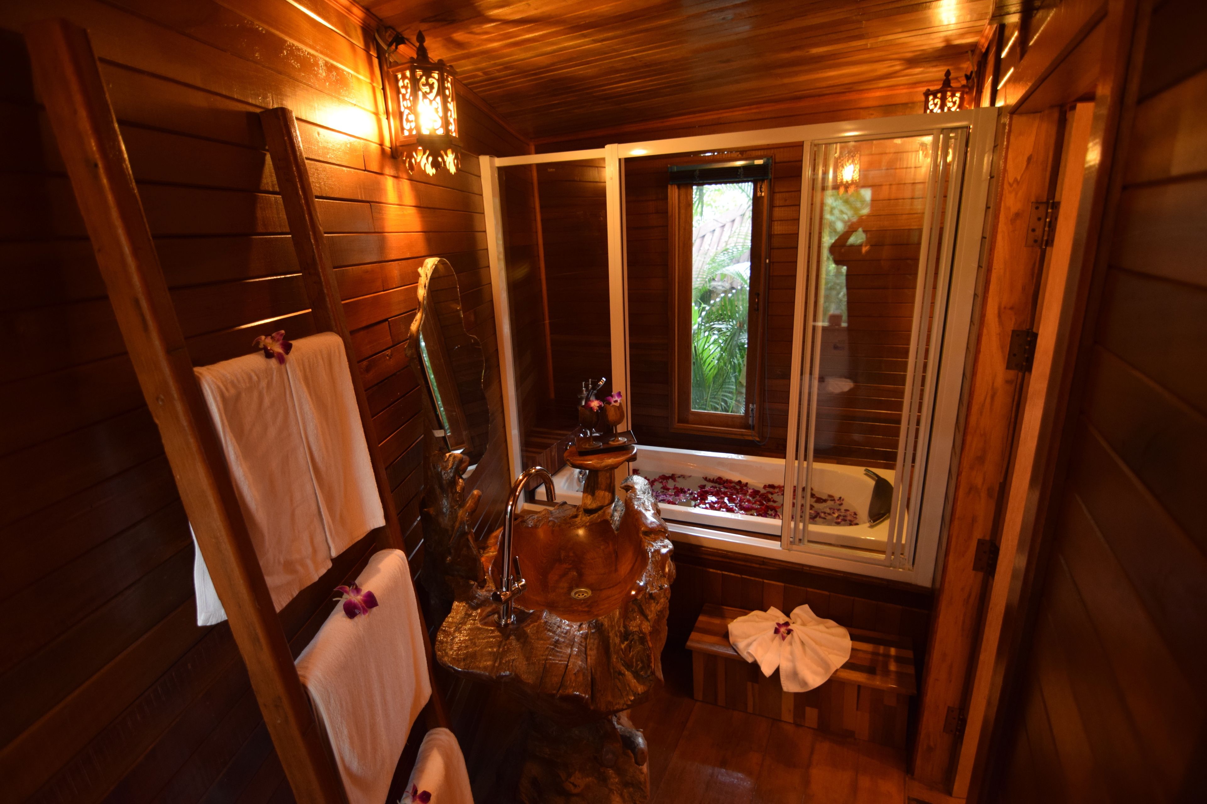 ฝักบัว, ของใช้ใน ห้องน้ำฟรี, ไดร์เป่าผม, เสื้อคลุมอาบน้ำ