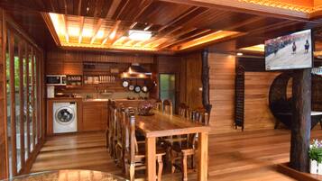 Full-sized fridge, microwave, stovetop, coffee/tea maker