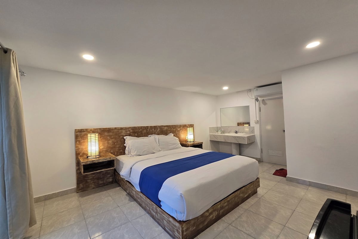 1 habitación, caja de seguridad en la habitación y escritorio