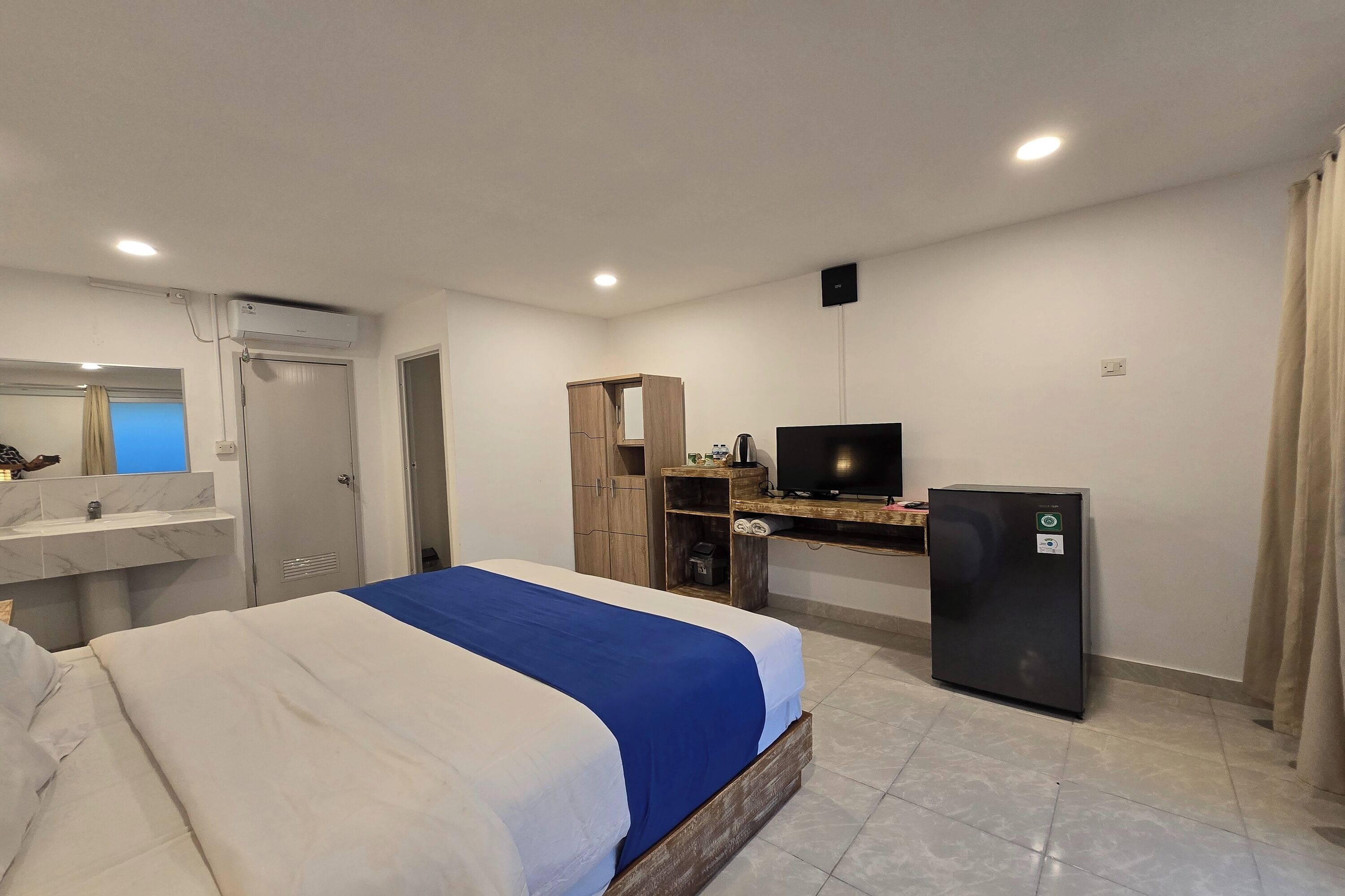 In-room safe, desk, free WiFi