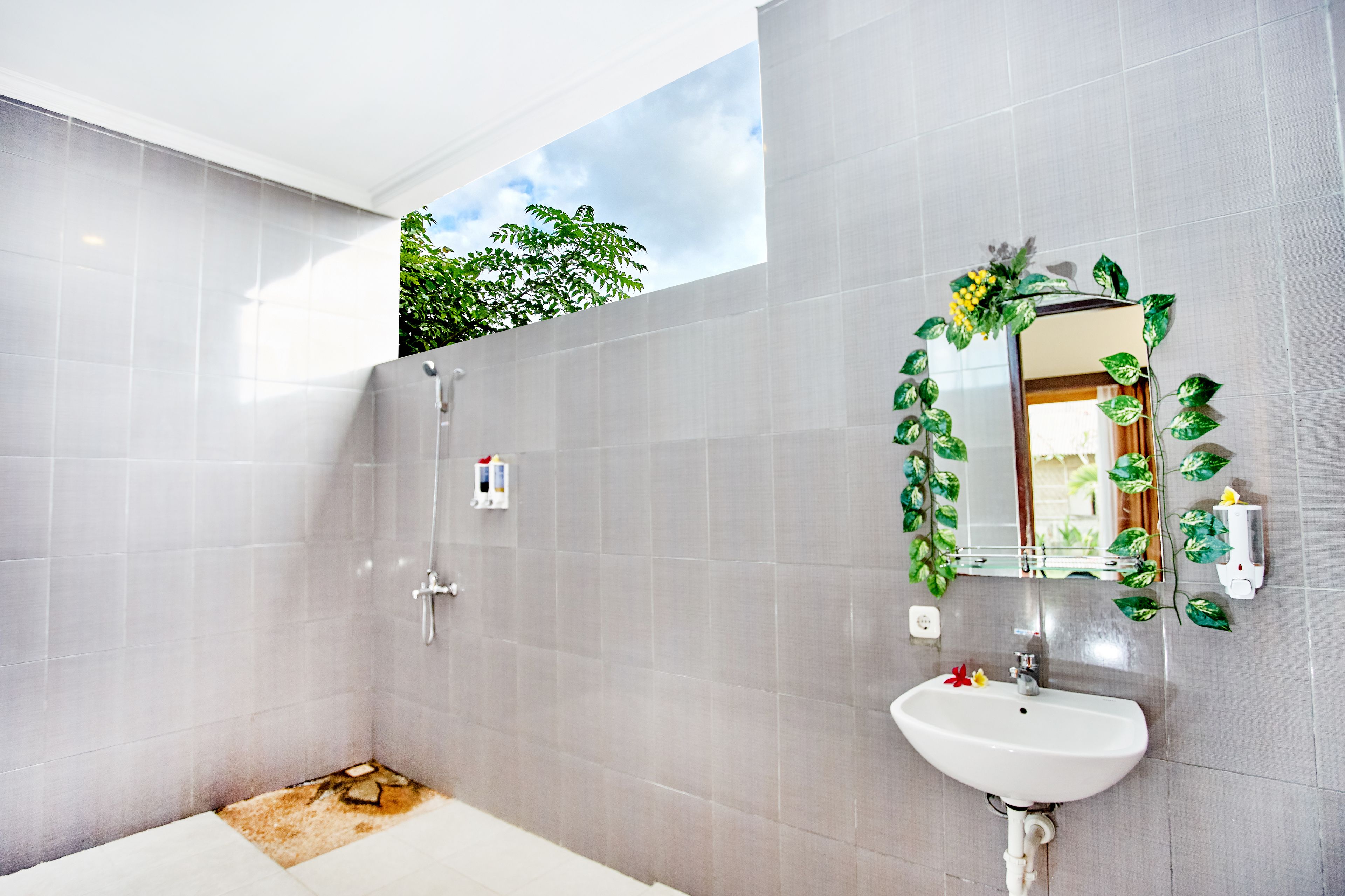 shower, free toiletries, towels