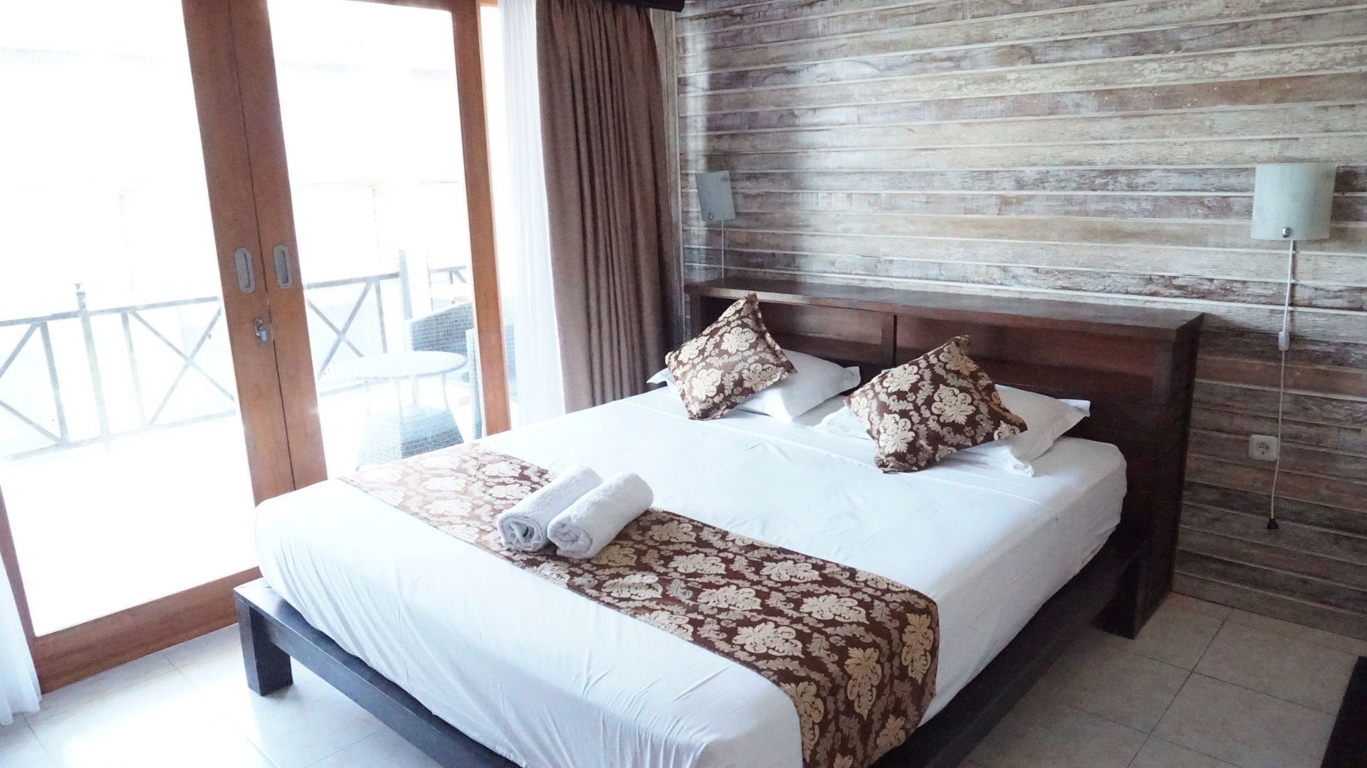 Premium bedding, in-room safe, desk, free WiFi