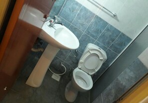 Apartamento luxo, 3 quartos, vista para a praia | Banheiro | Banheira de imersão, produtos de toalete grátis, toalhas de banho