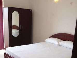 2 chambres, coffres-forts dans les chambres, fer et planche à repasser