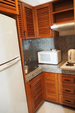 Superior 2 bedrooms | Private kitchenette | Fridge, microwave, stovetop, coffee/tea maker - Marika Service Apartments (Pattaya)