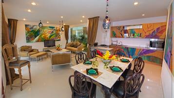 Vila, 3 quartos, piscina particular | Área de estar | TV LED 40 polegadas com canais a cabo, TV