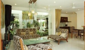 Familienvilla, 3 Schlafzimmer, Poolblick | Wohnbereich | 40-Zoll-LED-Fernseher mit Kabelempfang, Fernseher