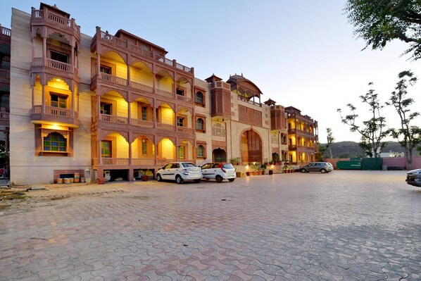 المنشأة من الخارج