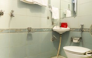 ห้องสแตนดาร์ดดับเบิลหรือทวิน, เตียงใหญ่ 1 เตียง, ห้องน้ำส่วนตัว | ห้องน้ำ | ผ้าเช็ดตัว