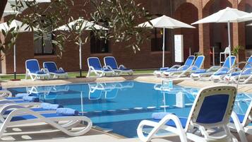 Außenpool, Sonnenschirme, Liegestühle