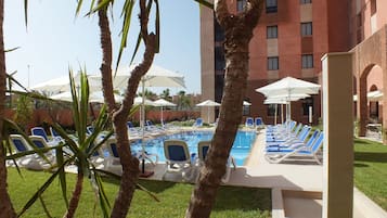 Outdoor pool, pool umbrellas, sun loungers