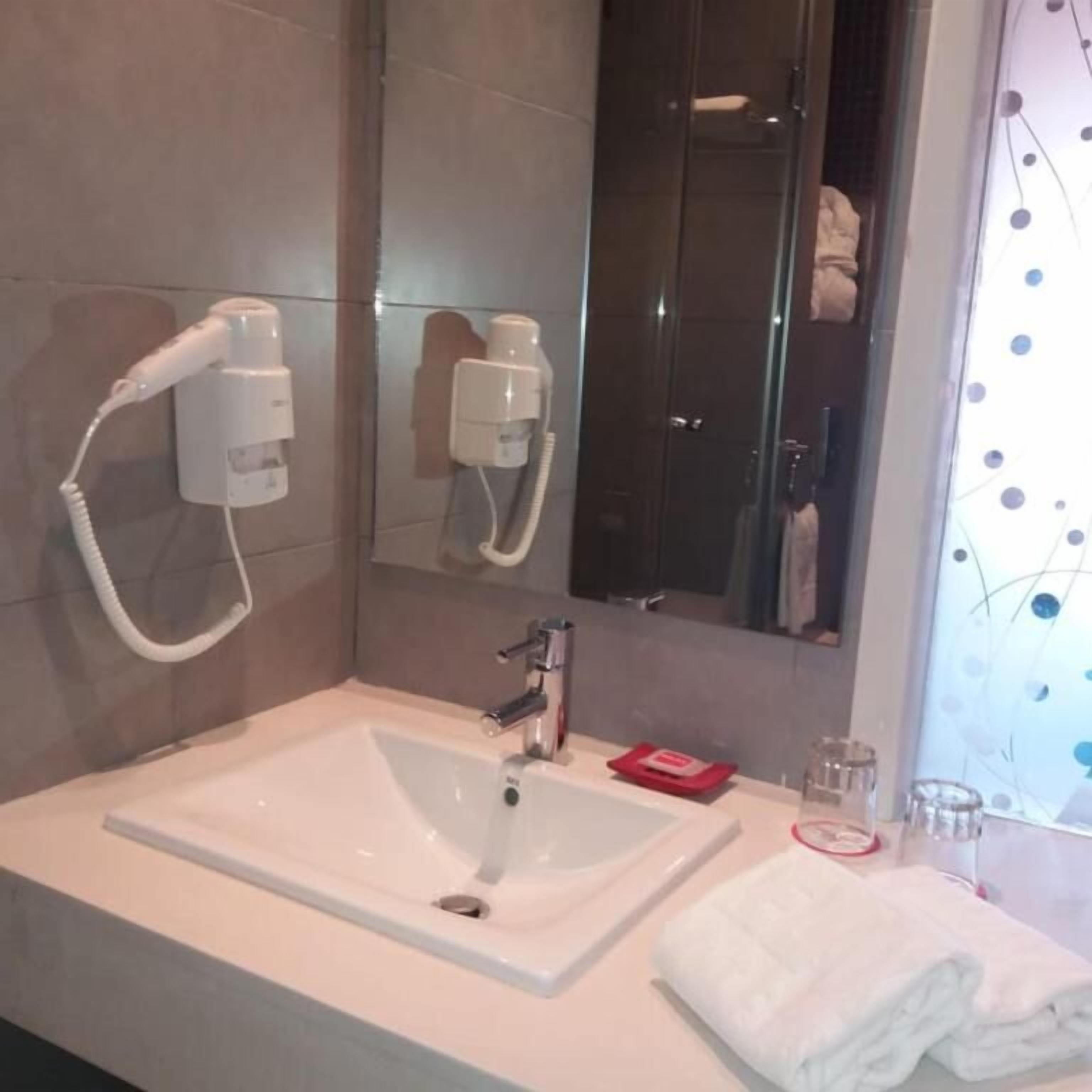 junior suite | bathroom | shower, free toiletries, hair dryer, towels