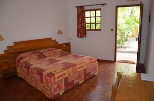 Ropa de cama de alta calidad, minibar, caja fuerte y escritorio