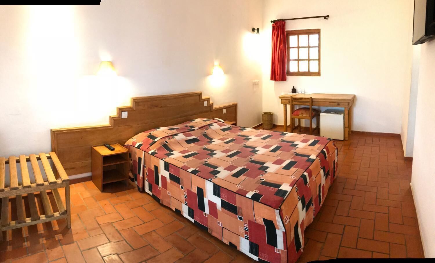 高档床上用品、迷你吧、客房内保险箱、办公桌