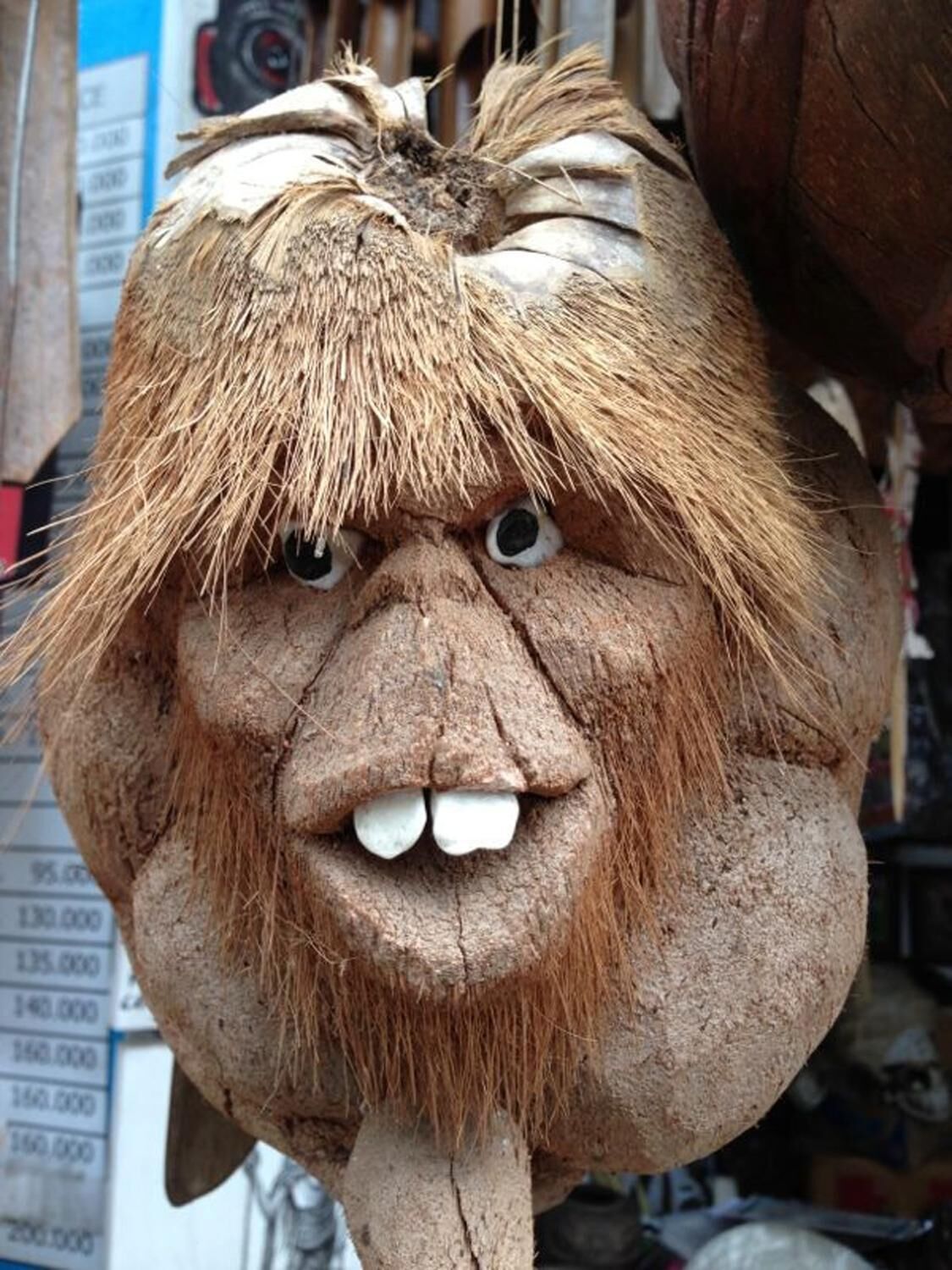 Een sculptuur met een structuurrijk oppervlak en een uitstekende mond.