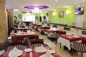 Phục vụ bữa sáng, bữa trưa, bữa tối, món ăn mang phong cách quốc tế 