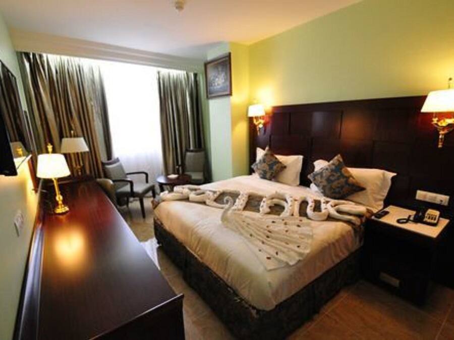 Minibar, escritorio, cortinas blackout y cunas