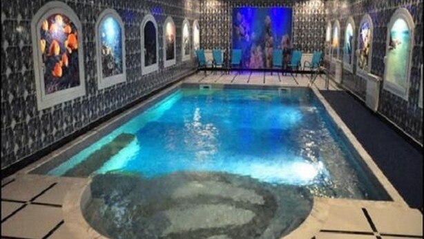 An indoor swimming pool with tiled walls and a central circular area. - Soltane Hotel (Algiers)