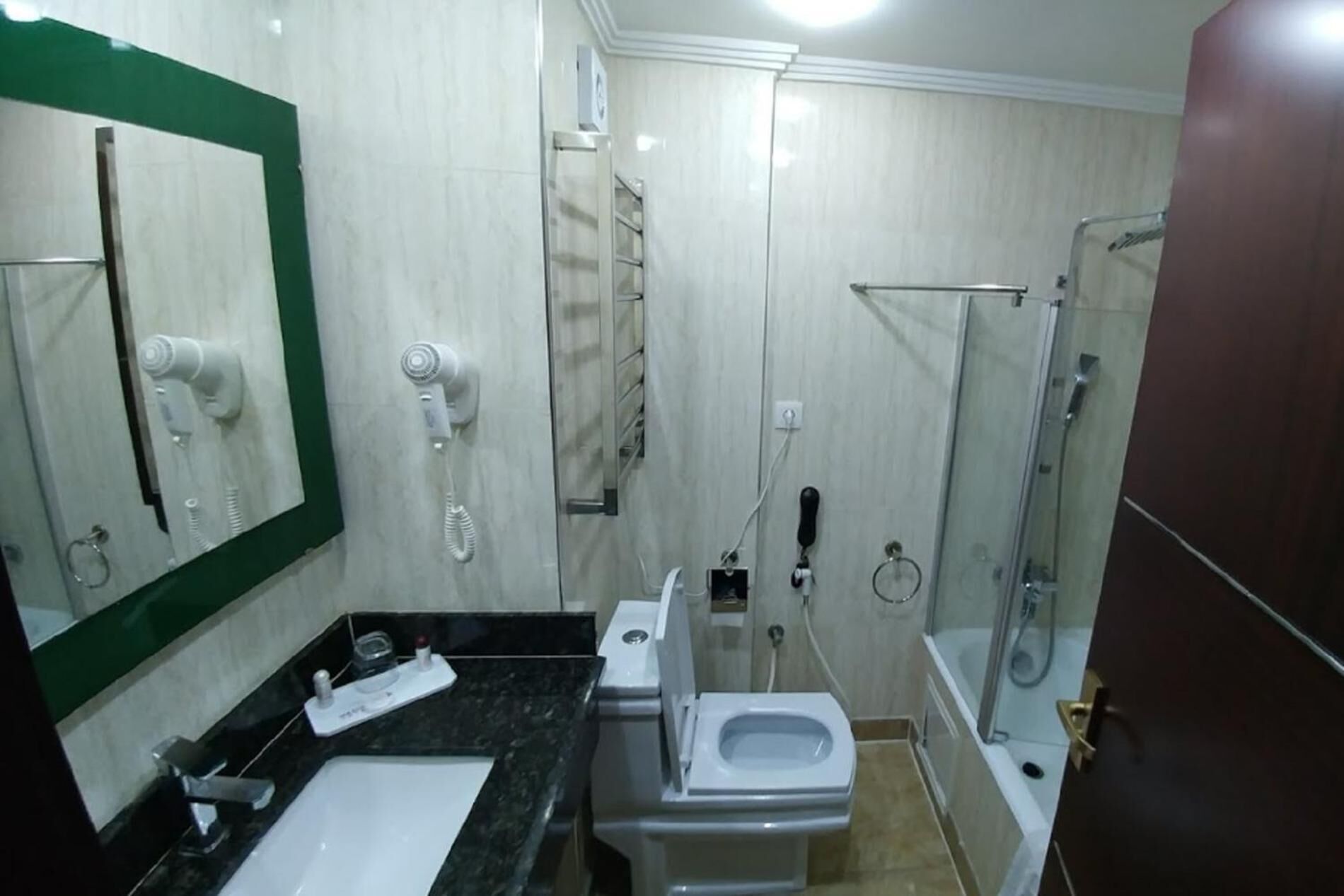 free toiletries, towels