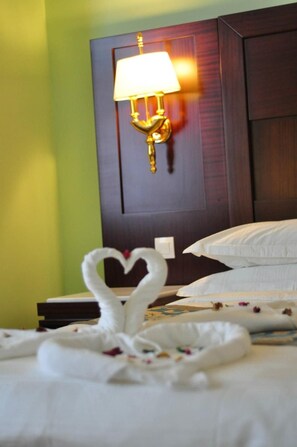 Minibar, desk, blackout drapes, cribs/infant beds - Soltane Hotel (Algiers)