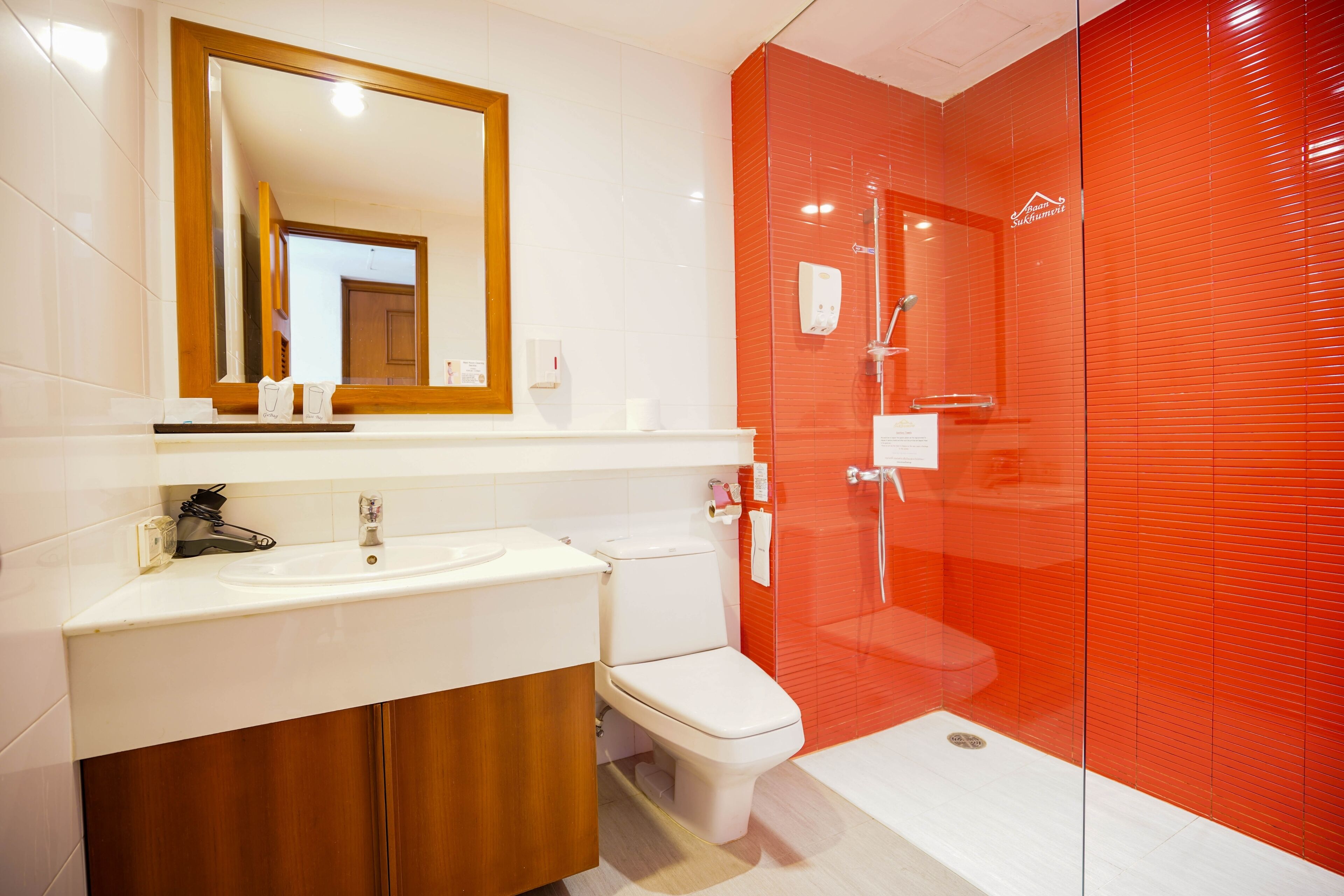 superior twin room | bathroom shower