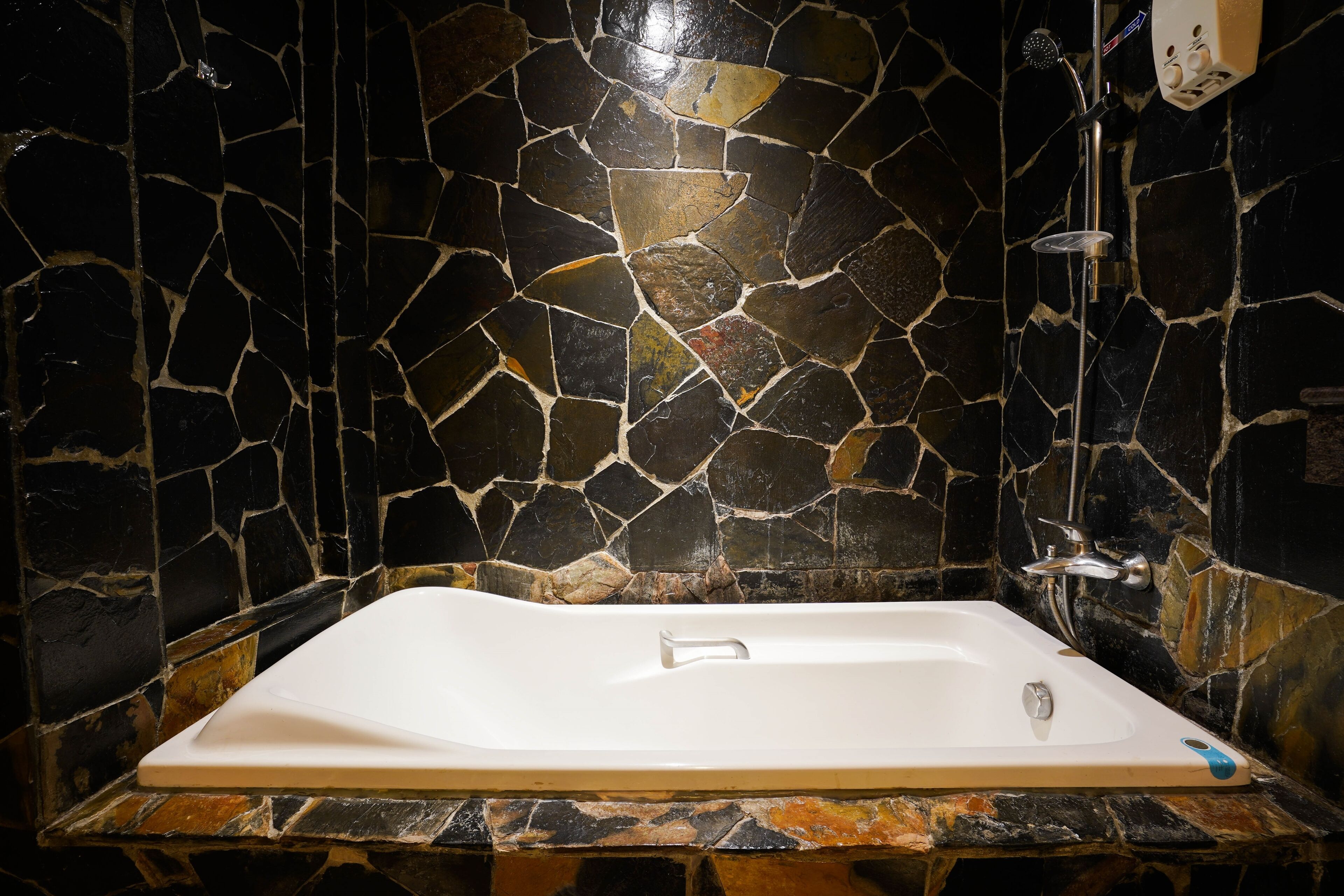 deluxe double room | bathroom | free toiletries, hair dryer, towels