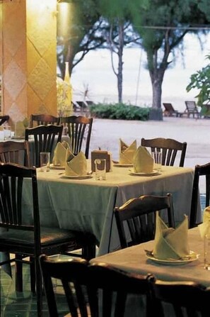 Breakfast, lunch and dinner served - Samroiyod Holiday Resort (Sam Roi Yot)