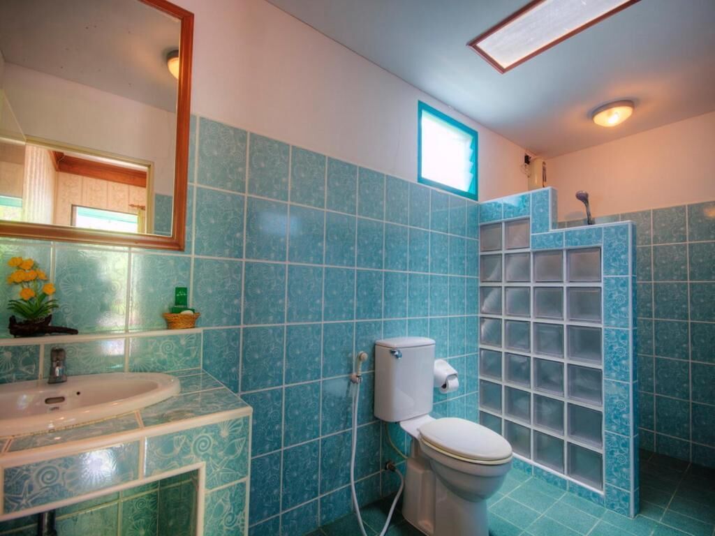 Un baño con inodoro, lavabo y cabina de ducha.