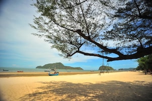 Na praia, passeios de caiaque