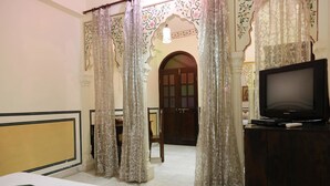 Desk, free WiFi - OYO Rooms Heritage Hawa Sadak (Jaipur)