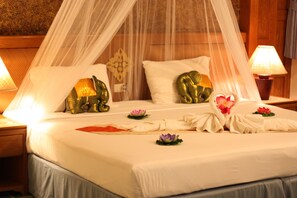 Deluxe Room | In-room safe, desk, free WiFi, bed sheets - Your Place Inn (Karon)