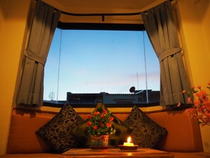 Kamar Deluks | Brankas, meja kerja, Wi-Fi gratis, dan seprai linen