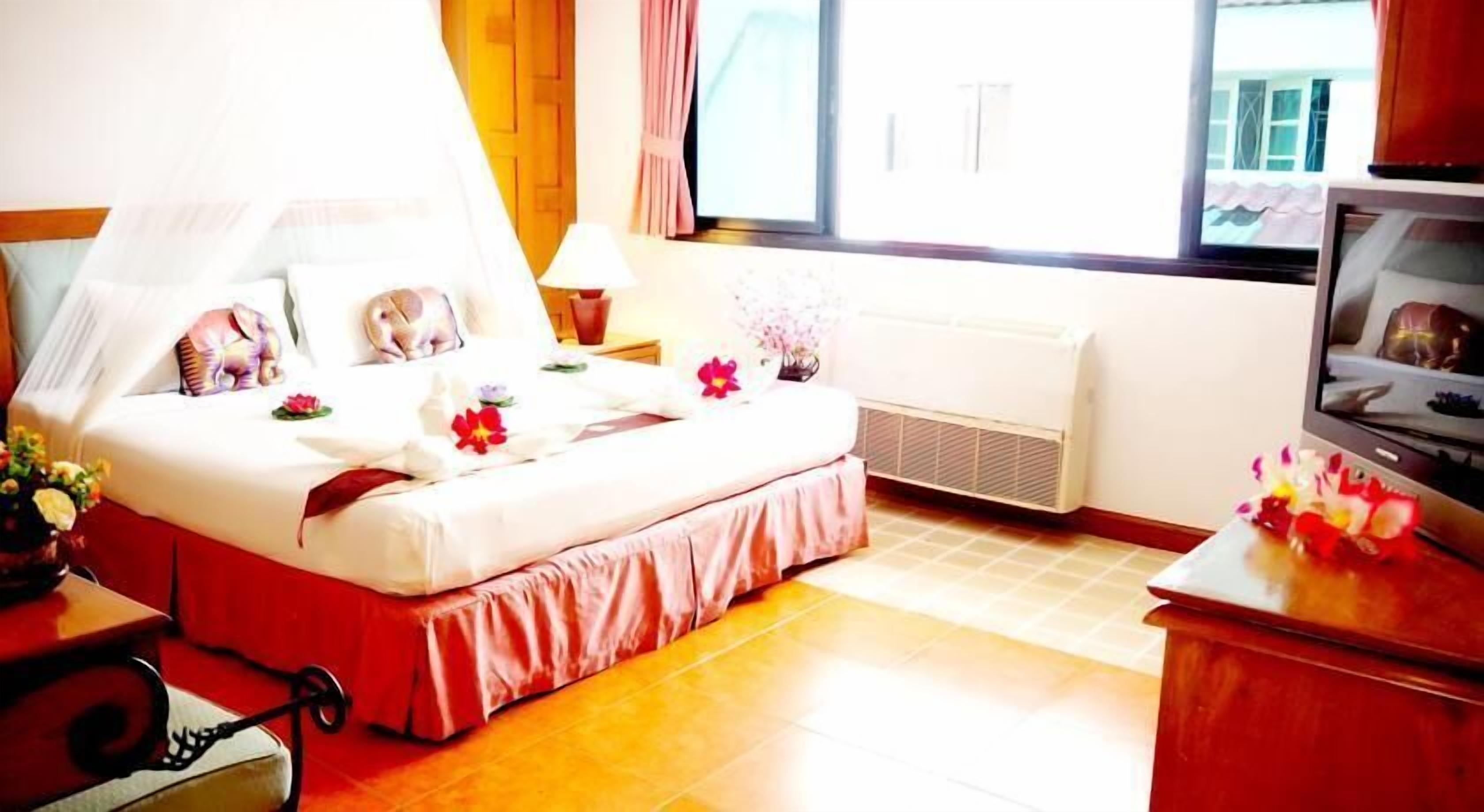 In-room safe, desk, free WiFi, bed sheets