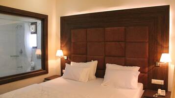Executive Room, 1 King Bed | Minibar, in-room safe, rollaway beds, free WiFi
