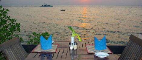 Phục vụ bữa sáng, món ăn mang phong cách quốc tế, nhìn ra bãi biển