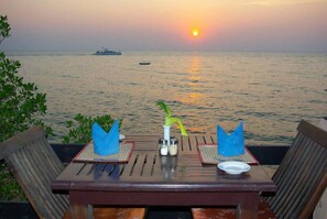 Déjeuner, dîner et souper servis sur place, vue sur la plage 