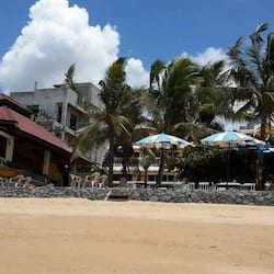 靠近海滩、沙滩椅、海滩遮阳伞、沙滩毛巾