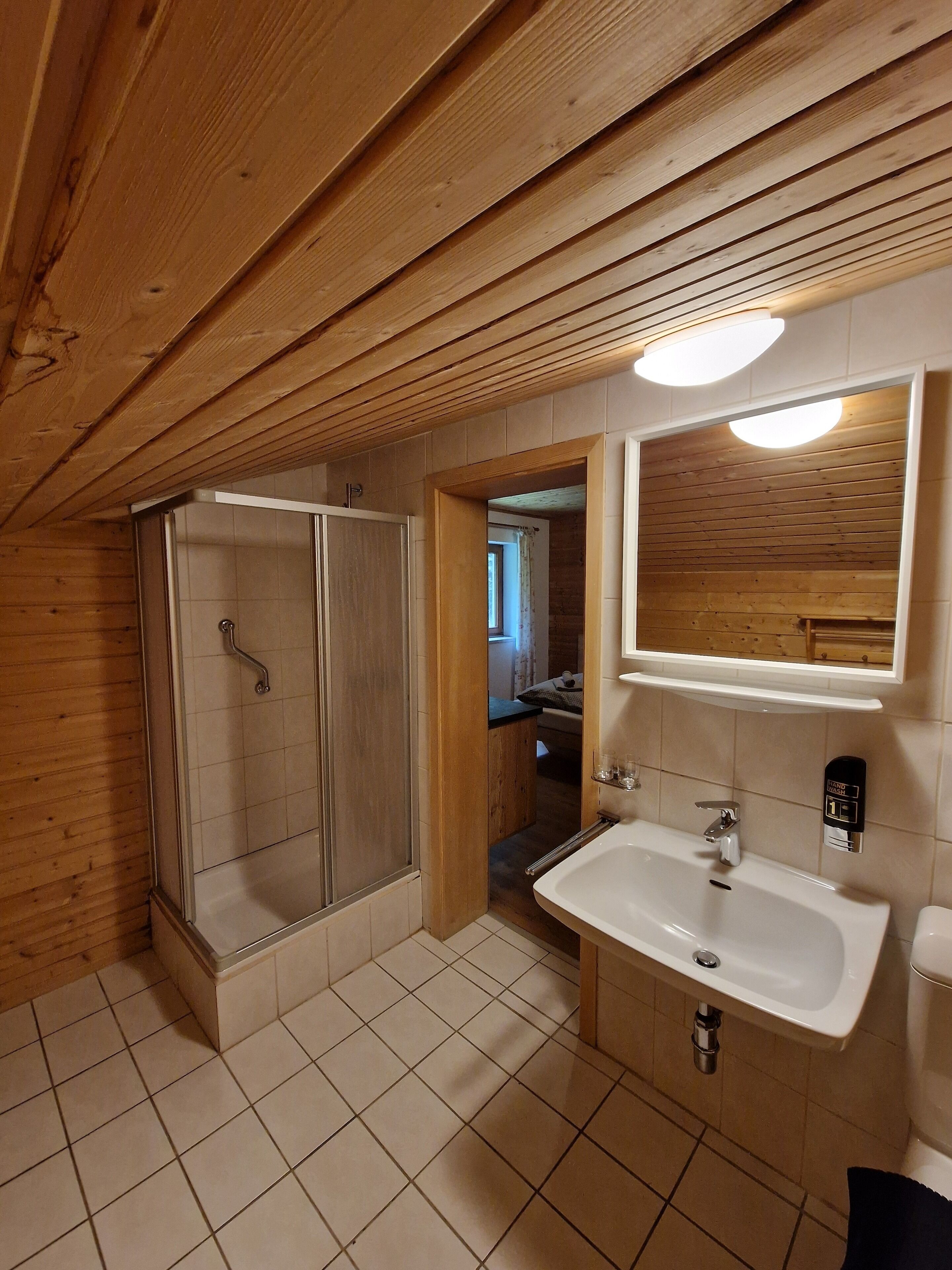 Doppelzimmer (No.31) | Badezimmer | Dusche, Haartrockner, Handtücher, Seife