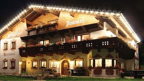 Een traditioneel gebouw in Alpenstijl met een bord waarop 'Restaurant Bärnwiirt' staat.