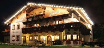 Fachada de la propiedad por la tarde o noche