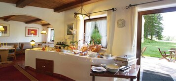 Desayuno buffet diario (EUR 10 por persona)