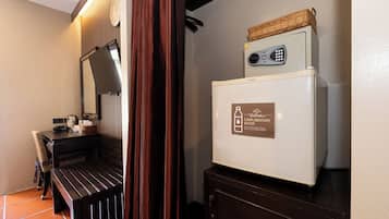 Standard Double Room | Minibar, in-room safe, desk, free cribs/infant beds