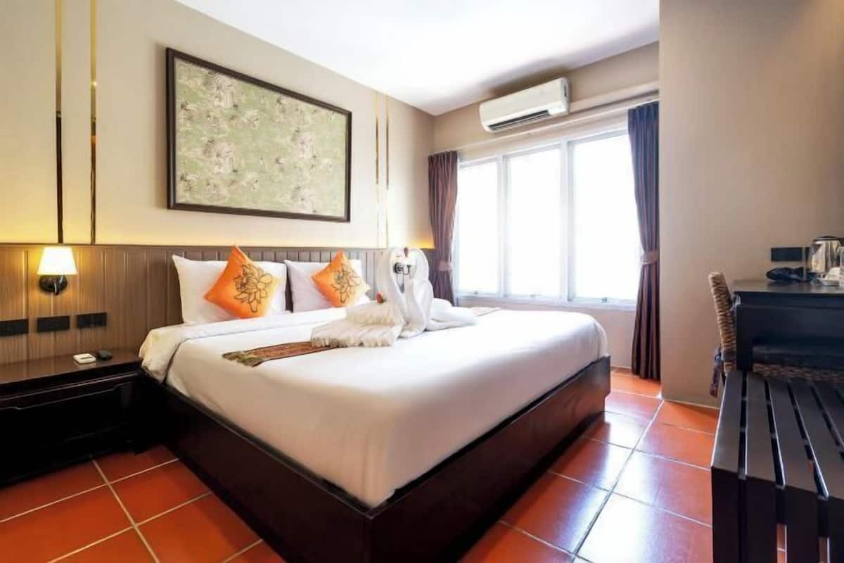 Minibar, in-room safe, desk, free cots/infant beds