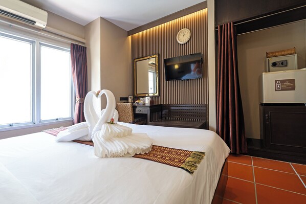 Habitación doble estándar | Minibar, caja de seguridad en la habitación y escritorio 