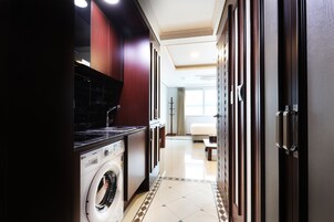 ห้องดีล  ักซ์ดับเบิล (With Kitchen) | ครัวส่วนตัว | ตู้เย็น, ไมโครเวฟ, เตาประกอบอาหาร