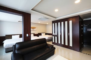 ห้องจูเนียร์สวีท (With Kitchen) | โต๊ะทำงาน, ผ้าม่านกันแสง, เตารีด/โต๊ะรีดผ้า, Wi-Fi ฟรี