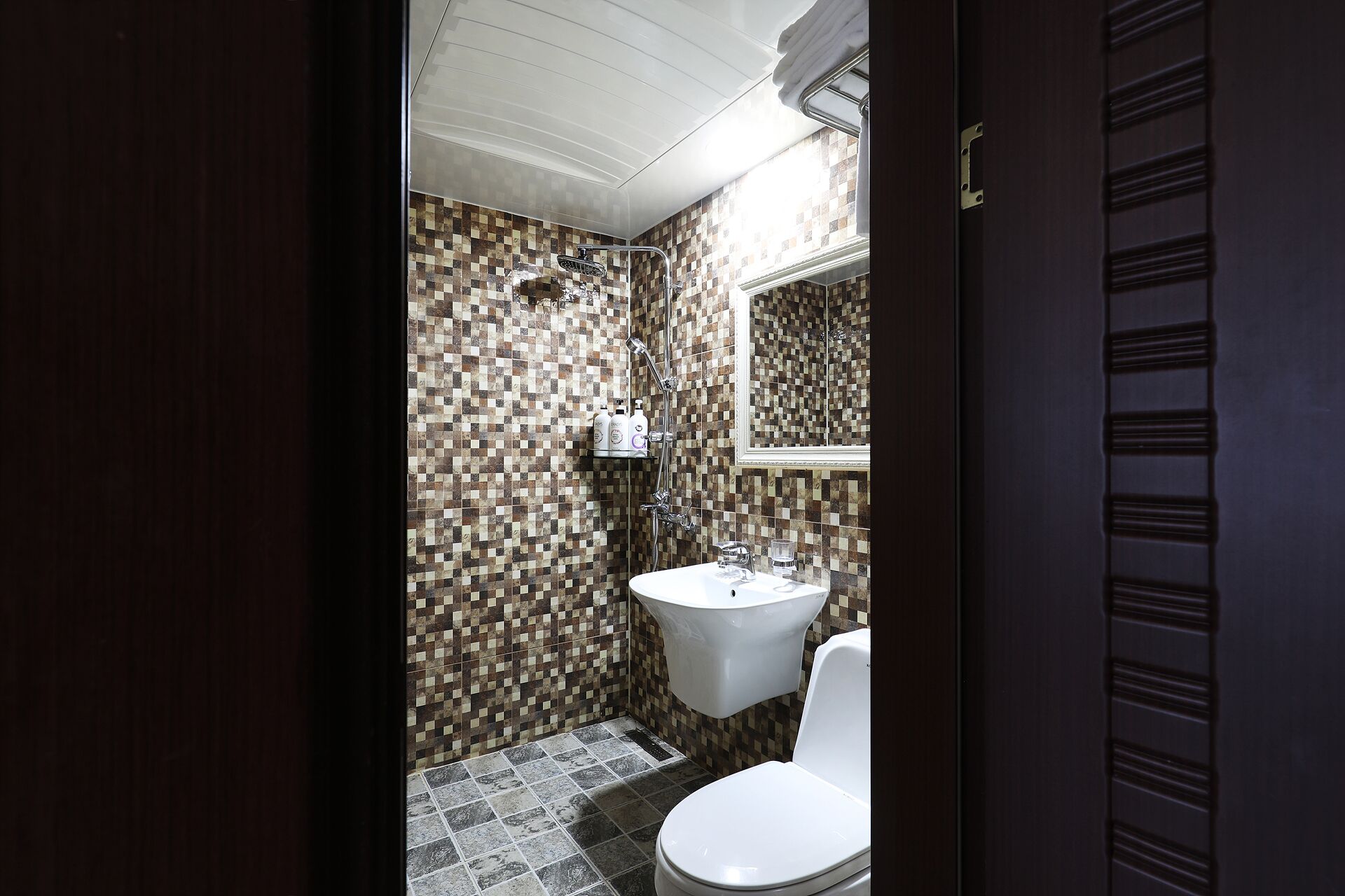 junior suite (with kitchen) | bathroom | shower, free toiletries, hair dryer, slippers