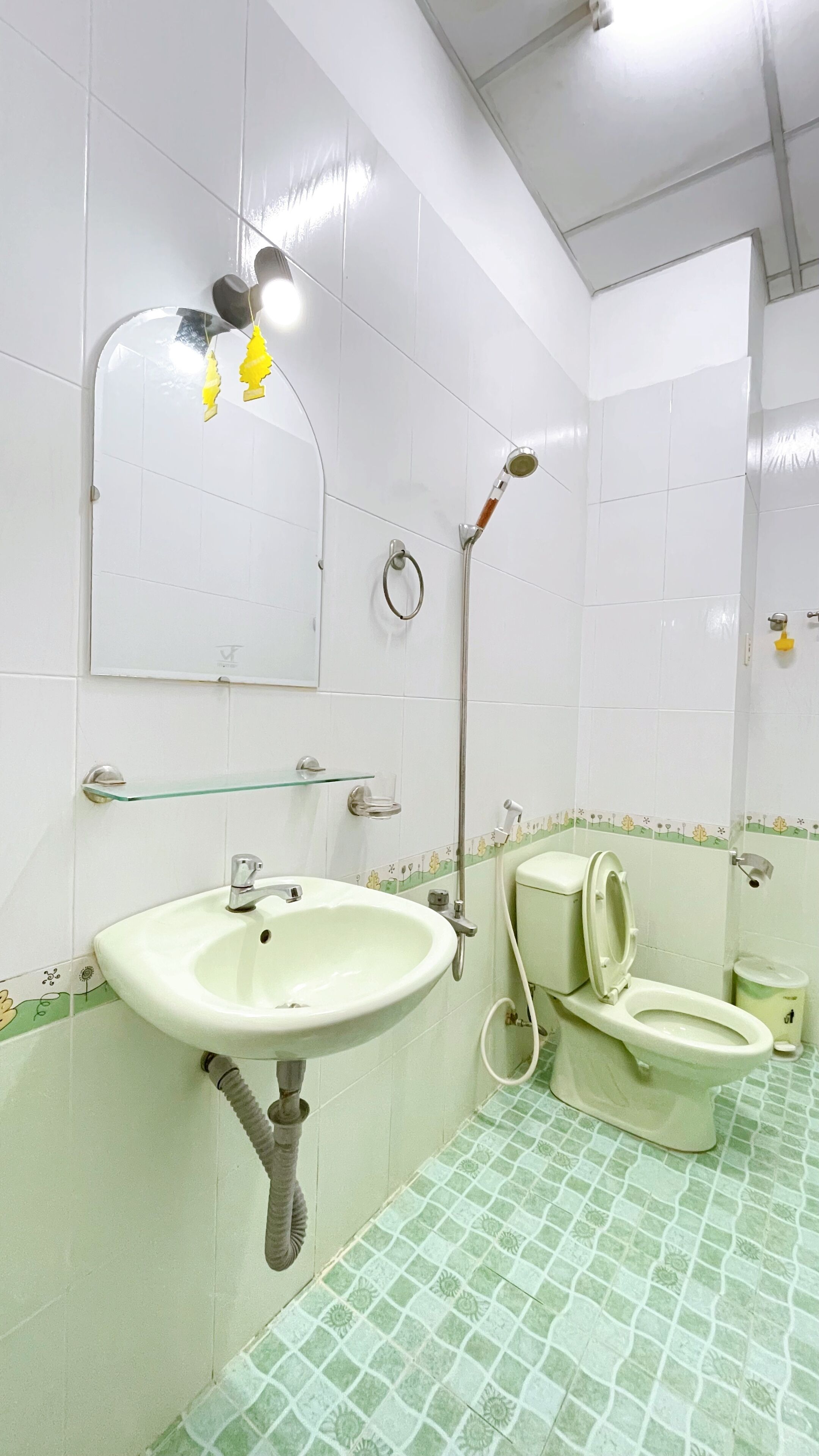 Ducha, artículos de tocador gratuitos, secador de pelo, pantuflas